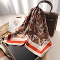 Foulard vintage in seta paisley arancione e marrone drappeggiato su una borsa di pelle - 70x70cm / Arancione Marrone (FJ696-3)