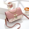 Bolso bandolera rosa y blanco con correa bordada roja y colgante de perla elegante - Rosa