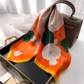 Orangefarbener Seidenschal mit Kamelienblüten-Muster über einer Handtasche drapiert - 70x70cm / Orange (FJ693-2)