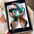 Foulard quadrato in seta retrò con stampa floreale e monogramma in confezione regalo - Cammello