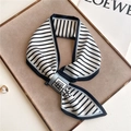 Sciarpa sottile in raso a righe bianche e nere esposta su un supporto beige minimale - Righe Orizzontali Bianco Nero (CK27-1)