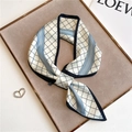 Dettaglio di un foulard in seta beige con motivi a quadri neri e fibbia con strass - Blocchi Geometrici Bordo Beige Blu (CK13-3)