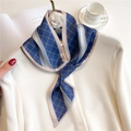Foulard in seta blu con spilla a camelia su colletto di camicia bianca stile elegante - Rombo Geometrico Blu (CK13-1)