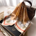 Eleganter Seidenschal mit Kettenmuster an einer Handtasche bei sanfter Beleuchtung - Khaki (FJ710-3)