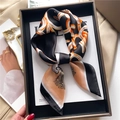 Eleganter Seidenschal mit Kette und Quastenmuster in schwarzer und oranger Geschenkbox - Schwarz Khaki (FJ710-2)