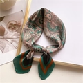 Dettaglio di un foulard in seta vintage di 70 cm con motivo paisley su vassoio bianco - Verde Vintage Multicolore (FJ638-1)