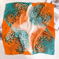 70cm Seidiges quadratisches Halstuch mit herbstlichen Blättern in Orange und Türkis - 70x70cm / Orange Teal Blätter Color Block Stil (FJ642-1)