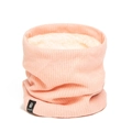 Nahaufnahme von rosa Strick-Halswärmer mit weißem Fleecefutter und Rippenstrick-Stil - Rosa