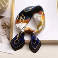 Foulard in seta satinata 70x70cm con motivo a catena blu e oro per uno stile elegante - Stile Morso di Cavallo Blu Notte (FJ636-2)
