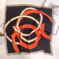 Seidiges 70x70cm Halstuch mit orangefarbenen Streifen und N-Muster auf Schwarz - Schwarz Orange Weißer Buchstaben Stil (FJ634-1)