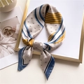 Eleganter 70x70cm Seidenschal in Beige mit blauen Streifen und Monogramm-Muster - Beige Blau Ingwer Buchstaben Stil (FJ634-2)
