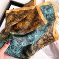 Eleganter 70cm Seidenschal mit Spitzenmuster und buntem Paisley-Farbverlauf-Design - Grün Orange Blau Farbverlauf (FJ637-1)