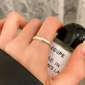 Dettaglio dell'anello d'argento testurizzato con fila verticale di zirconi bianchi - Stile Increspato Orizzontale (C-371) / Argento