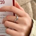 Minimalistische zilveren golfring met gepolijste afwerking gedragen aan de vinger - Zilver Golfstijl (C-272)