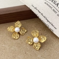 Detailansicht goldener hohler Blumenohrringe mit Perle auf rustikalem Holzhintergrund - Hohlmaschenperlen-Blumenstil (A-1915)