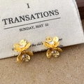 Détail de boucles d'oreilles fleurs dorées avec pétales superposés et pierre de zircon - Style Fleur à Double Couche Martelée (A-1626)