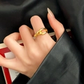 Anillo de cadena dorado minimalista para mujer con un elegante diseño metálico entrelazado - Estilo de Cadena de Oro con Nudo Retorcido (C-132)