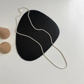 Dettaglio di una collana a catena a corda argento minimalista con chiusura a moschettone - Argento