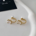 Detalle de pendientes dorados en forma de U con circón rectangular y perla trasera - Forma de U Cuadrada / Dorado