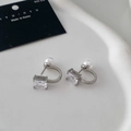 Detalle de pendientes en forma de U de plata 925 con circón recto y perla redonda - Forma de U Cuadrada / Plateado