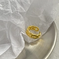 Detailaufnahme eines vergoldeten Kettenrings mit einem griechischen Mäandermuster-Dekor - Einstellbar Offen / Mattgold Kettenring