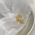 Makro-Detail des vergoldeten Kettenrings mit klassischer griechischer Schlüssel-Gravur - Einstellbar Offen / Glänzendes Gold Kettenring