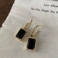 Dettaglio macro degli orecchini con cristallo nero, cerchio in oro e contorno di zirconi - Oro-Cristallo Nero