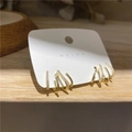 Dettaglio di orecchini a gancio a quattro griffe in oro con zirconi micro-pavimentati - Orecchini a Quattro File (Placcato Oro)
