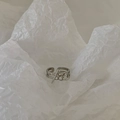 Primer plano de anillo plateado ajustable con diseño de clavo, eslabones y circonitas - Estilo de Doble Capa de Cadena de Clavos / Plateado