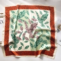 Detailansicht Seidenschal mit Blattmustern und kontrastierendem Leoparden-Druck - 70x70cm / Lila Blatt Orange Leopard (FJ668-1)