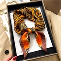 Elegante foulard in seta con stampa tigre e leopardo, toni arancio e motivi a catena - Arancione Nero Tigre Catena (FJ648-1)