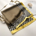Elegante foulard di seta quadrato con motivo a scacchi giallo e grigio e stampa lettere D - 70x70cm / Giallo Brillante Grigio Monogramma Scacchiera (FJ651-1)