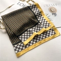 Dettaglio di un foulard in seta con stampa lettera D e trama satinata su una rivista - 70x70cm / Nero Giallo Monogramma Scacchiera (FJ651-3)