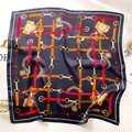 Foulard in seta blu navy con motivo a catena dorata e cinture in vista piatta - Blu Navy Catena Equestre (FJ676-1)