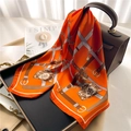 Elegante foulard in seta arancione con motivo a catena drappeggiato su una borsa - Arancione Brillante Catena Equestre (FJ676-2)