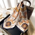 Seidenschal mit Barockmuster in Beige und Marineblau an einer Lederhandtasche - Cremeweiß und Blau Barock-Stil (FJ646-2)