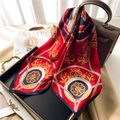 Damen Seidenschal im Barock-Stil mit goldenem Löwenkopf-Muster auf rotem Hintergrund - Rot und Schwarz Barock-Stil (FJ646-3)