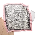 Primer plano de un elegante pañuelo de seda con motivos geométricos y borde rosa decorativo - Borde Rosa Floral Abstracto (FJ598-4)