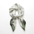 Détail de la texture satinée et des motifs de trèfles verts sur le foulard carré en soie - Grand Carré / Motif de Croix Vert et Blanc (FJ602-3)