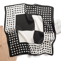 Elegante foulard di seta quadrato a pois bianchi e neri con motivi geometrici - Stile Raso Color Block a Pois Bianco e Nero (FJ605-1) / 70x70cm
