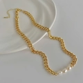 Detailansicht der goldenen Panzerkette mit drei Süßwasserperlen und verstellbarem Verschluss - Süßwasserperlen-Kettenhalskette (Gold)