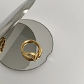 Dettaglio di anello doppio a nodo dorato con design a spirale lucido su base argento - Stile a Nodo / Oro