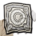 Dettaglio di sciarpa in seta stile inglese con stemmi e motivi barocchi dorati - Stile Quadrato / Nero (FJ611-2)