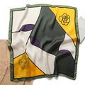Foulard quadrato in seta da 70 cm con blocchi di colore e motivo a camelia - 70x70cm / Giallo Verde Blocchi di Colore (FJ624-2)