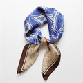 Détail d'un foulard en soie vintage aux motifs floraux et géométriques bleu et crème - Contraste Bleu Roi et Crème (FJ631-2)
