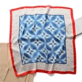 Dettaglio flat lay di un foulard in seta vintage con motivi blu e bordo rosso vivace - Geometrico Blu Bianco Bordo Rosso (FJ631-5)