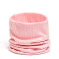 Détail d'un tour de cou en tricot rose clair montrant les motifs d'épis et de côtes - Rose