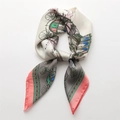 Elegante foulard di seta 70cm con stampa di carrozze vintage e finitura satinata di lusso - Stile Carrozza Contrasto Rosa Corallo (FJ615-1) / 70x70cm