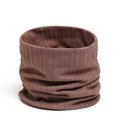 Détail d'un tour de cou en tricot marron café avec texture motif blé élégante - Café