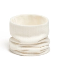 Détail du col roulé tricoté crème montrant les rayures et motifs de feuilles - Blanc